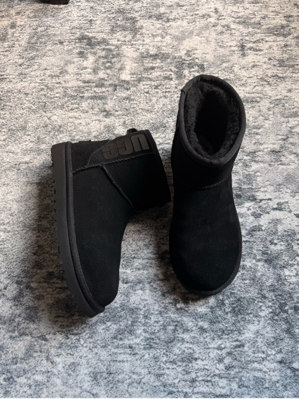 🍒MOVING SALE🍒 Ugg Classic Mini Boot